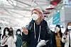Kwak Yoon-gy acknowledges fans at Incheon International Airport before jetting off for the 2021-22 International Skating Union (ISU) Short Track World Championships that start Friday in Montreal, Canada. [NEWS1]