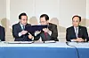 From left, Democratic Party floor leader Park Hong-keun and People Power Party floor leader Joo Ho-young exchanges the agreements made on next year's budget as well as other pending issues at the National Assembly in Yeouido, Thursday next to Finance Minister Choo Kyung-ho. [NEWS1]