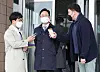 Justice Minister Park Beom-kye, center, refrains from responding to reporters' questions in front of the Justice Ministry in Gwacheon, Gyeonggi, after President-elect Yoon Suk-yeol’s transition team postponed a scheduled Justice Ministry briefing earlier Thursday. [YONHAP]