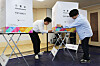 Officials from the National Election Commission set up a polling station in Songpa District, southern Seoul, on Tuesday, a day before the by-election for Seoul's superintendent of education. [JOINT PRESS CORPS]