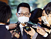 Park Jie-won, director of the National Intelligence Service (NIS), is surrounded by reporters after his meeting with Japanese Prime Minister Yoshihide Suga at his residence in Tokyo Tuesday afternoon. [YONHAP]