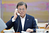 President Moon Jae-in talks to U.S. President Donald Trump over the phone on Monday. The two leaders had a 15-minute phone talk starting 9:30 p.m. on Monday at the request of Trump. [Blue House Press Corps]