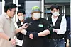 A 33-year-old suspect, accused of posting a murder threat on an online community, leaves the Seoul Northern District Court in Dobong District, northern Seoul, on Sunday after police questioning. [YONHAP]
