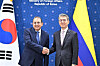 Jorge Rojas Rodriguez, vice foreign minister of Colombia, left, shakes hands with First Vice Foreign Minister Kim Hong-kyun ahead of their talks in Seoul on Monday. [Yonhap]