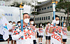 Mayor Jang Sae-yong of Gumi, North Gyeongsang, holds a torch with other torchbearers on Monday at the torch relay kickoff ceremony of the 102nd National Sports Festival (Oct. 8 to 14) and the 41st National Para Games (Oct. 20 to 25). The torch relay began in front of the North Gyeongsang Provincial Government Office. [NEWS1]