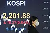The final Kospi figure is displayed on a screen in a dealing room of KB Kookmin bank, located in the financial district of Yeouido, western Seoul, Wednesday. [YONHAP]