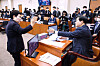 Lawmaker Lim Lee-ja of the People Power Party protests against Jeon Hae-cheol of the Democratic Party during an Environmental and Labor Committee meeting at the National Assembly in Yeouido, western Seoul, on Feb. 21. [NEWS1]