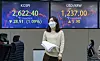 A screen in Hana Bank's trading room in central Seoul shows the Kospi closing at 2,622.40 points on Tuesday, down 28.91 points, or 1.09 percent, from the previous trading day. [NEWS1]