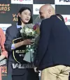 Kim Yeon-koung, left, thanks head coach Marcello Abbondanza after receiving the 2022-23 V League season best seven award at the Grand Hyatt Seoul in Yongsan District, central Seoul on April 10. [NEWS1]