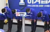 DP leaders take a deep bow on Thursday to apologize for the party lawmakers’ unethical rent hikes. [OH JONG-TAEK]