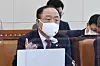 Deputy Prime Minister for Economic Affairs Hong Nam-ki, who also serves as finance minister, answers questions from lawmakers at the National Assembly, November 11. [LIM HYUN-DONG]