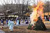 Setting a large daljip, or ″moon house″ on fire is a Jeongwol Daeboreum custom to ward off bad luck. [YONHAP]