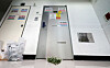 Flowers in front of an apartment door in Michuhol District, Incheon, on Monday lament a former tenant of the apartment who committed suicide after jumping from the apartment at 2 a.m. In a suicide note, the tenant apologized to her family of being the victim of a long-term rent deposit scam. This is the third suicide connected to the scam. [YONHAP]