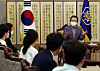 Prime Minister Chung Sye-kyun talks with representatives from the Korean Intern Resident Association (KIRA) at the government office complex in Seoul on Sunday. [YONHAP]