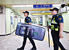 Police in gears patrols Ori Station in Seongnam, Gyeonggi, on Friday. Ori is one of the subway stations that was given warnings of an attack much similar to the one two weeks ago and on Thursday. [YONHAP]