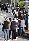 College Scholastic Ability Test (CSAT) takers and their parents wait in a long queue to enter an admission info session hosted by CSAT preparation cram school Jongro Academy at Sungkyunkwan University in Jongno District, central Seoul on Sunday. The CSAT results were announced on Friday. [YONHAP]