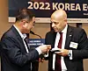 Egyptian Ambassador to Korea Khaled Abdel Rahman, right, greets Ko Soo-chan, vice president at Lotte Corporation, at the forum. [PARK SANG-MOON]