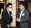 Kim Tae-ho, chief operating officer (COO) of HYBE (left), and Lee Seong-kweun, Busan vice mayor for economic affairs, exchange greetings during the forum. [PARK SANG-MOON]