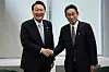 President Yoon Suk-yeol, left, and Japanese Prime Minister Fumio Kishida shake hands ahead of a bilateral meeting in New York on Sept. 21. [YONHAP]