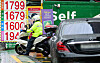 Gas prices are displayed at a gas station in downtown Seoul on Wednesday. Brent crude oil prices traded at $94.34 per barrel Tuesday to hit a 10-month high, according to the Korea National Oil Corporation's price tracking system Opinet. [YONHAP]