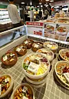 Three different types of bibimbap boxes will be discounted and sold for less than 4,000 won ($3), according to Lotte Mart on Thursday. Bowls of bibimbap shown are sold at Lotte Mart's Songpa branch in southern Seoul on Thursday. [YONHAP]