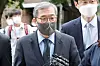 Jang Ha-won, CEO of Discovery Asset Management, avoids reporters’ questions as he enters the Seoul Southern District Court in Yangcheon District in Seoul Wednesday morning. The court issued an arrest warrant later that evening. [NEWS1]