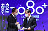 Finance Minister Hong Nam-ki, left, and Land Minister Byun Chang-heum at the government complex in Seoul on Feb. 4. The government announced a housing supply plan, the 25th set of real estate measures under the Moon Jae-in administration. [JOINT PRESS CORPS]