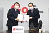 Former Prosecutor General Yoon Seok-youl, left, a conservative presidential candidate, submits his application to join the main opposition People Power Party (PPP) to Rep. Kwon Young-se, chief of the party’s external relations committee, at the PPP headquarters in Yeouido, western Seoul, Friday. [NEWS1]