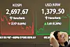 A screen in Hana Bank's trading room in central Seoul shows the Kospi closing at 2,697.67 points on May 30, down 22.97 points, or 0.84 percent, from the previous trading session. [YONHAP]