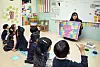 A grammar class is held at Edible Village, where kids learn the difference between past, present and future tense through games with foreign teachers. [PARK SANG-MOON]