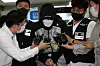 Ahn Joo-hyeon, the so-called team doctor accused of abusing current and former triathletes, is surrounded by reporters as he makes his first public appearance since the death of Choi Suk-hyeong at a Daegu district court Monday afternoon. An arrest warrant was issued by the court later that day. [YONHAP]