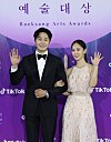 Jung Il-woo, left and Kwon Yuri during the Baeksang Arts Awards at Korea International Exhibition Center in Gyeonggi in May last year [ILGAN SPORTS]