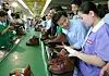 Unification Minister Chung Dong-young, second from right, speaks with a North Korean worker during a visit to a South Korean shoe manufacturer inside the Kaesong Industrial Complex on July 20, 2007. [JOINT PRESS CORPS]