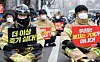 Firefighters stage a rally near the presidential office Blue House in central Seoul on Monday, holding up pickets reading “We don’t want to die anymore” and “We are not firefighting machines.” [NEWS1]