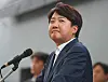 Former People Power Party (PPP) chief Lee Jun-seok holds back tears during a press conference in Daegu Sunday, where he accused the PPP of being “unconstitutional” in its attempt to revise the party charter to form a new leadership. [YONHAP]