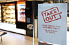 An announcement saying that only deliveries and takeouts are available at a franchise bakery in Seoul on Monday. Along with the government's extended so-called Level 2.5 social distancing measures, bakeries and ice cream chains in the greater Seoul area can’t allow their customers to eat or drink inside the store. The restrictions are the same as those already in effect for coffee chains. [YONHAP]