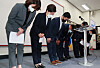 The leadership of the ruling Democratic Party bows after its crushing defeat in the April 7 mayoral by-elections in Seoul and Busan the next day. [OH JONG-TAEK]