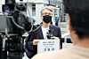 Shin Seung-mok, the leader of a civic group supporting the liberal Moon Jae-in administration, speaks to reporters Tuesday in front of the Korean National Police Agency in Seodaemun District, western Seoul, before submitting a complaint accusing a lawyer representing Park Won-soon's former secretary of falsely accusing the late Seoul mayor of sexual harassment. [YONHAP]