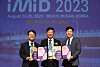 From left, Professor Jeong Jae-kyeong, Merck Korea's head of display solutions business Yun Yong-kuk, and Professor Kwak Jeong-hun pose for the photo after the 20th Merck Award ceremony in Busan on Thursday. [MERCK KOREA]