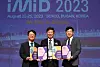 From left, Professor Jeong Jae-kyeong, Merck Korea's head of display solutions business Yun Yong-kuk, and Professor Kwak Jeong-hun pose for the photo after the 20th Merck Award ceremony in Busan on Thursday. [MERCK KOREA]