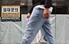 The yield on three-year government bonds reached 3.669 percent, and the yield on 10-year government bonds was at 3.606 percent on Monday, according to the Korea Financial Investment Association on Tuesday. A yield curve inversion, which is when short-term interest rates exceed long-term rates, has continued for six straight trading days in Korea. The yield curve inversion often signals an economic recession. Above, a person passes by a closed store for sale in Myeong-dong in Jung District, central Seoul, on Tuesday. [YONHAP]