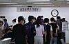 People line up at a job center in Jung District, central Seoul, on Wednesday to attend a presentation on how to apply for unemployment paychecks. [YONHAP]