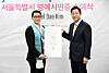 Korean American actor and producer Daniel Dae Kim, left, poses with Seoul Mayor Oh Se-hoon after receiving honorary citizenship at City Hall in downtown Seoul on Wednesday. [SEOUL METROPOLITAN GOVERNMENT]
