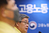 Employment and Labor Minister Lee Jae-kap speaks at a task force for jobs at the Seoul Regional Employment and Labor Administration's office in Seoul on Monday. [YONHAP]
