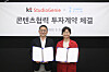 KT Studio Genie CEO Kim Chul-yeon, right, and Jumbo Film Director Han Dong-hwa stand for photos after the KT subsidiary agreed to buy a 30 percent stake in the drama production company on Monday. [KT]