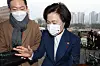 Justice Minister Choo Mi-ae enters the Gwacheon Government Complex on Thursday. [YONHAP]