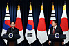 President Yoon Suk Yeol, right, and Japanese Prime Minster Kishida Fumio hold a press conference at the Yongsan presidential office in central Seoul on Sunday. [PRESIDENTIAL OFFICE]