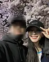 Actor Han Ye-seul, right, revealed her boyfriend with a picture on her Instagram account last month. [SCREEN CAPTURE]