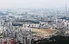 A view of apartment complexes in Songpa District and Gangnam District, both in southern Seoul, on Wednesday. According to the Citizens’ Coalition for Economic Justice, apartment prices on average rose 93 percent per 3.3 square meters (35.5 square feet) during the four years of the Moon Jae-in administration. The civic group said the average household now has to save money for 25 years without spending a single won to purchase a 30-pyeong apartment in Seoul. [YONHAP]