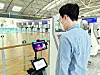 A volunteer tests a thermal screening robot at a departure terminal at Incheon International Airport on Monday. The Incheon International Airport Corporation on Monday announced it has set up thermal screening robots and kiosks where travelers and visitors can take their own temperature at both terminals. The robot automatically alerts the airline if a passenger’s temperature is high, while the kiosk sets off an alarm. In the second half the airport plans to install a robot that detects whether a person is wearing a mask or not. [YONHAP]